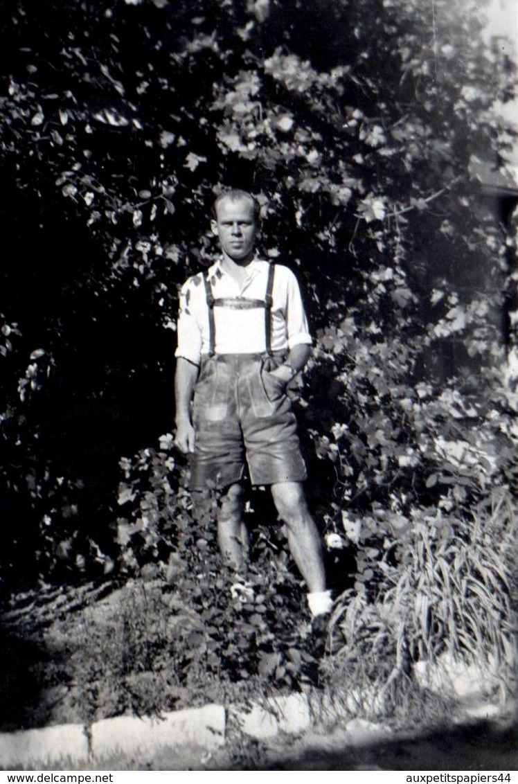 Photo Originale Gay & Playboy Dans Son Petit Lederhose  (Culotte De Peau Tyrolienne) Au Jardin - Personnes Anonymes