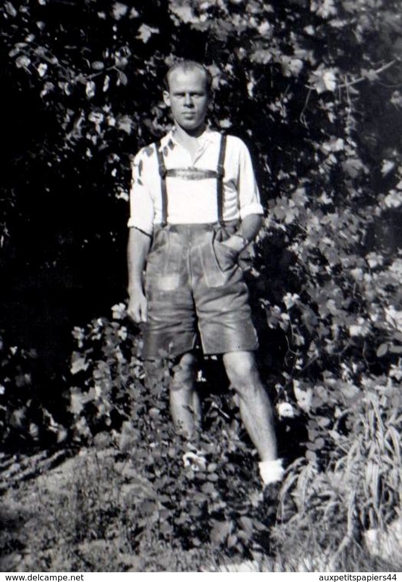 Photo Originale Gay & Playboy Dans Son Petit Lederhose  (Culotte De Peau Tyrolienne) Au Jardin - Personnes Anonymes