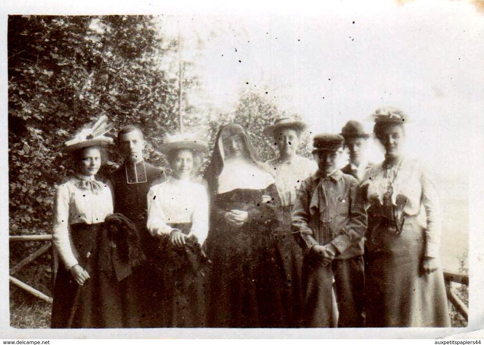 Tirage Photo Albuminé Originale Famille Des Vosges à Plombières Vers 1900, Curé, Bonne Soeur & élégantes Aux Chapeaux - Personnes Anonymes