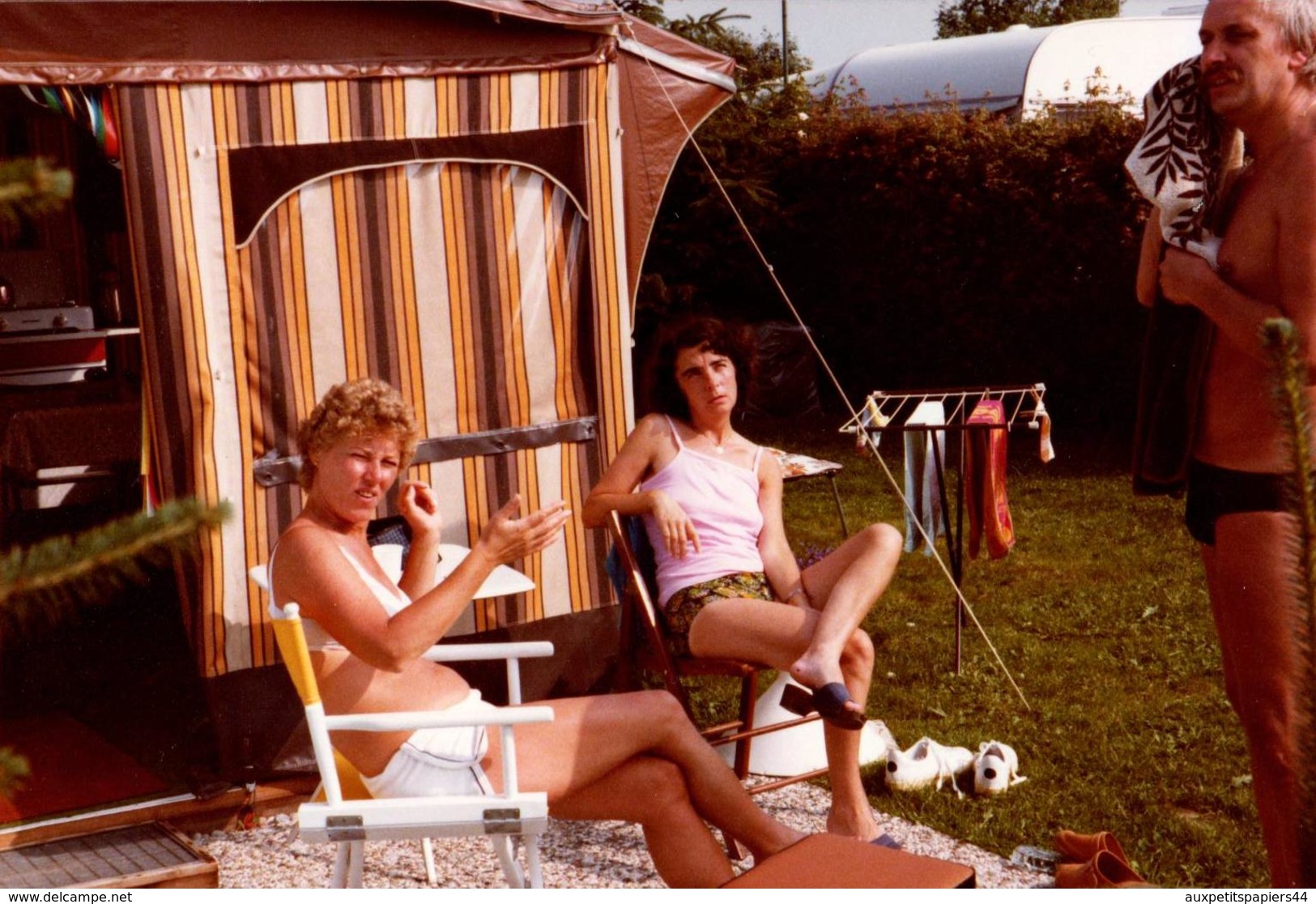 Photo Originale Camping, Caravane Et Campeurs Sexy Vers 1970/80 - Détente Et Farniente Au Soleil - Personnes Anonymes