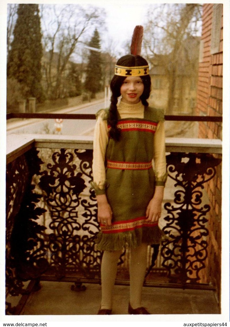 Photo Originale Déguisement D'Enfant - Une Indienne & Sa Plume Sur Le Balcon Vers 1960 - - Personnes Anonymes