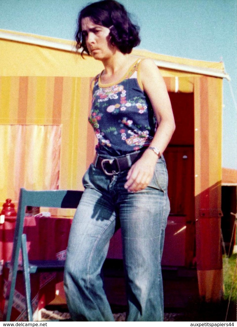 Photo Originale Camping, Caravane Et Pin-Up Hippie Sexy Chic Dans Son Jean Vers 1970 - Pin-ups