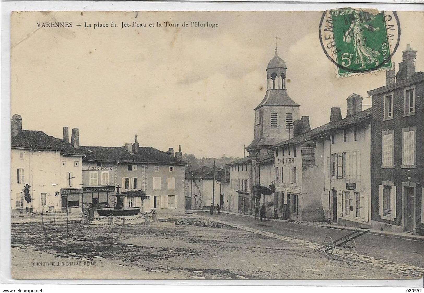 55 VARENNES . La Place Du Jet D'eau Et La Tour De L'horloge,édit : J Bienaimé Reims , écrite En 1913 , état Coin Arrondi - Autres & Non Classés