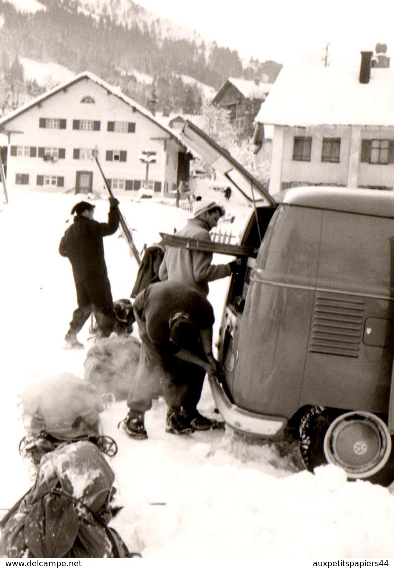 2 Photos Originales Sports D'Hiver En Volkswagen Combi Split Vers 1960 - Rangement Des Skis Et Du Matériel - Automobiles