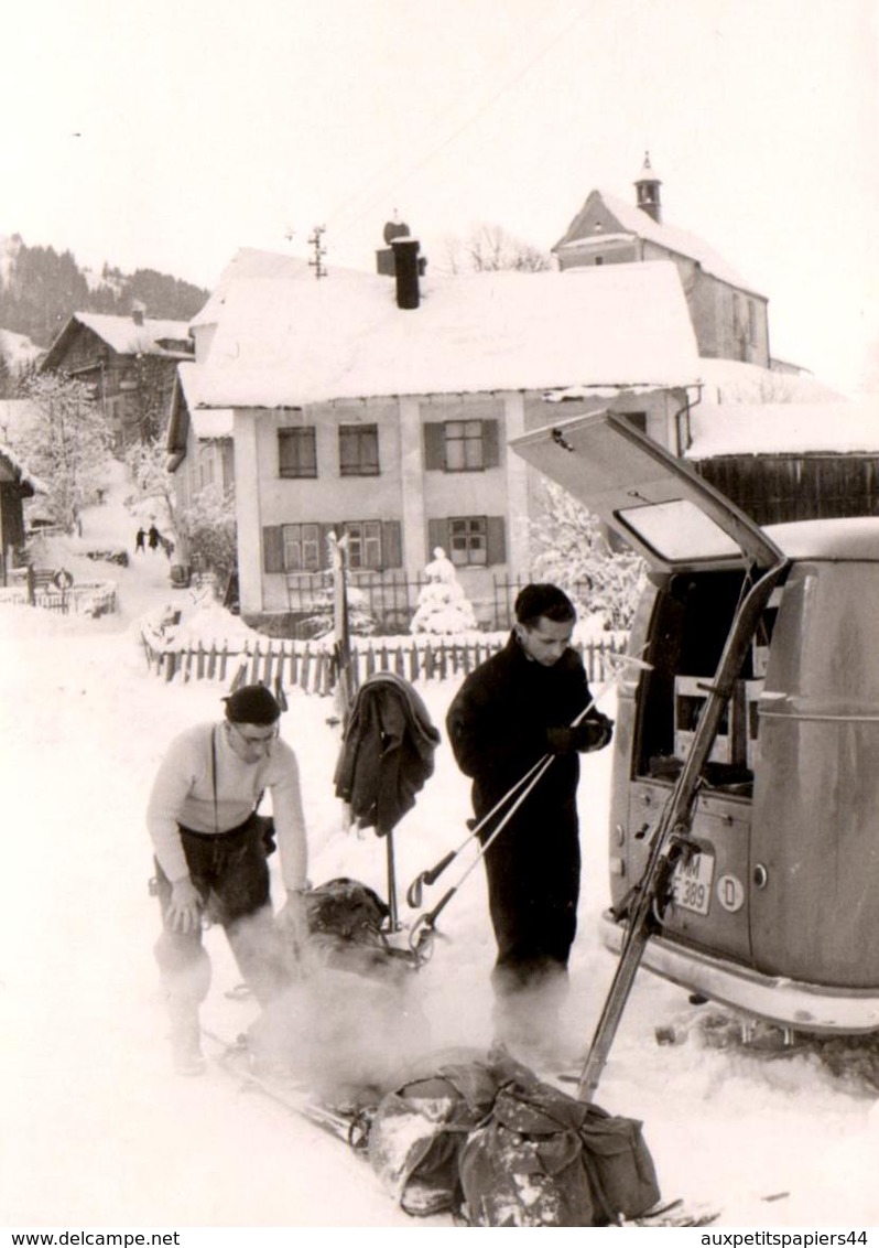 2 Photos Originales Sports D'Hiver En Volkswagen Combi Split Vers 1960 - Rangement Des Skis Et Du Matériel - Automobiles