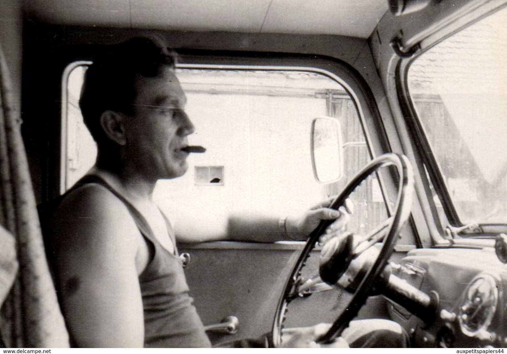 Photo Originale Portrait De Camioneur, Routier Au Cigare Et Gros Volant Dans Son Tee-Shirt Marcel Vers 1950/60 - Métiers