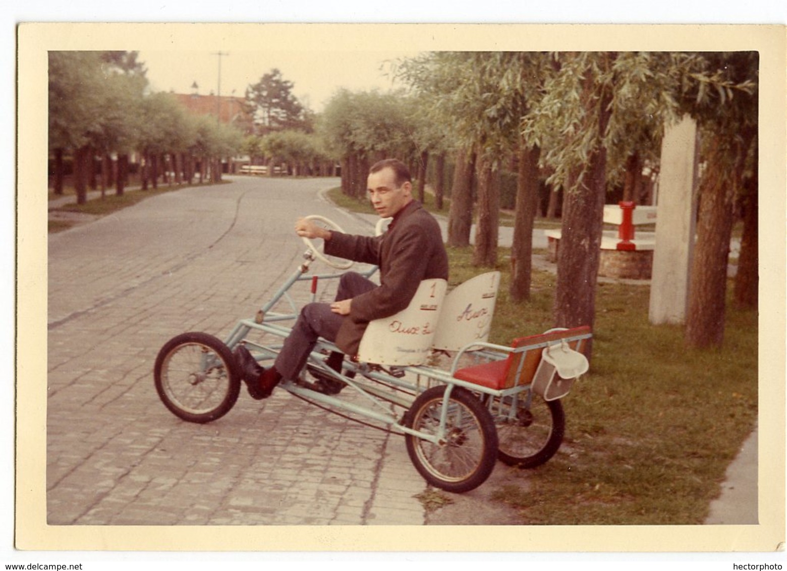 Jeune Homme  Young Man Couleur Voiture Velo Tourisme Tricycle 60s Scan Dos Belgique Tampon - Personnes Anonymes