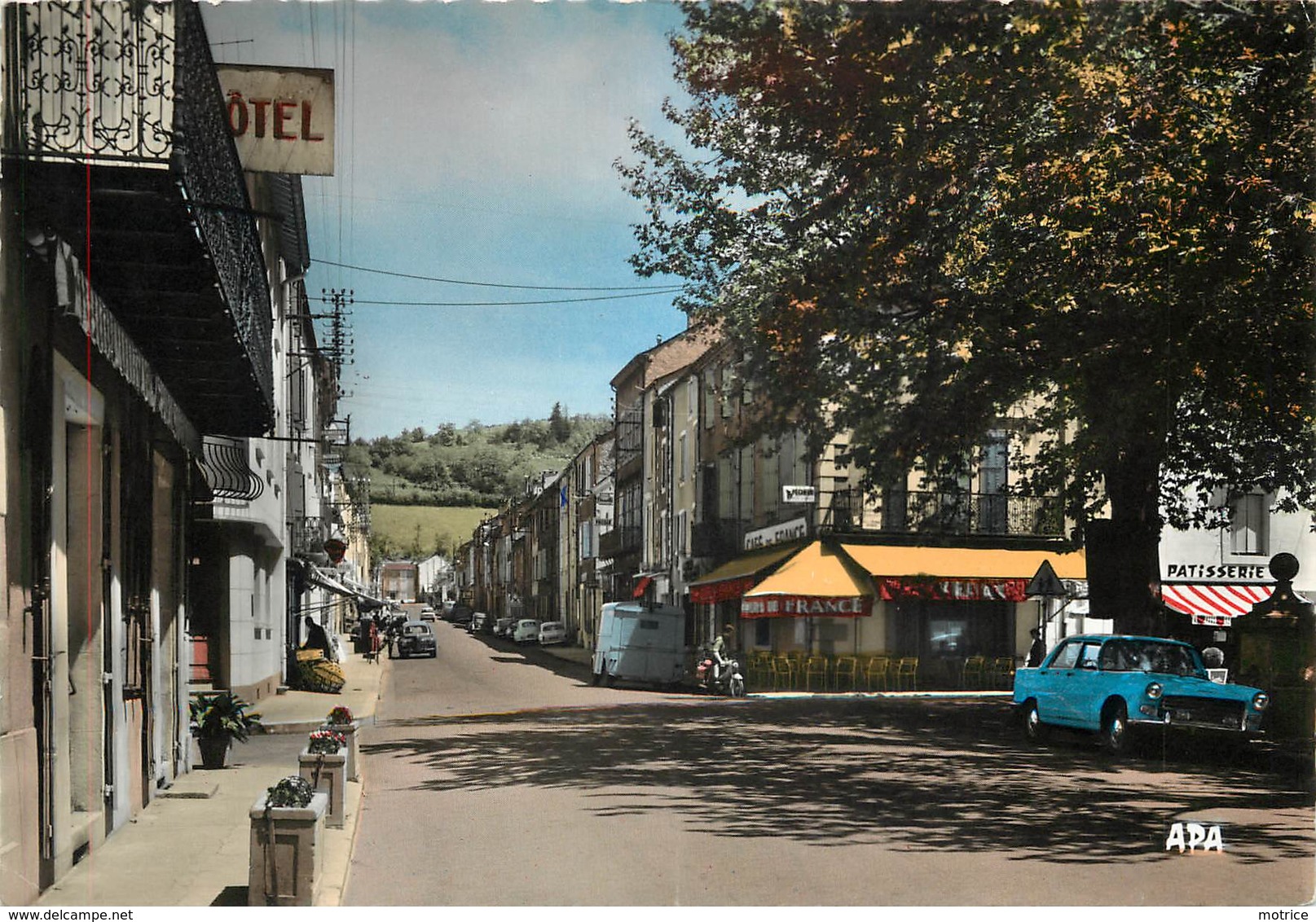 BRASSAC - Avenue De Lacaune. (voiture, Peugeot 404) - Brassac