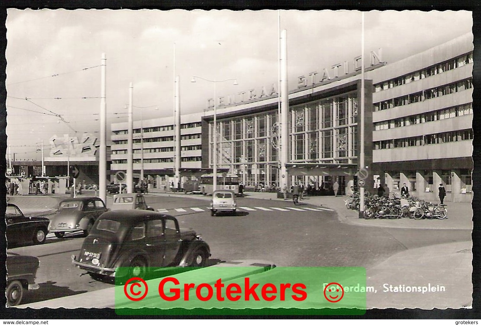 ROTTERDAM Stationsplein Met Diverse Classic Cars Motoren En Bromfietsen Leesbare Kentekens Uit Serie 1 Ca 1958 - Rotterdam