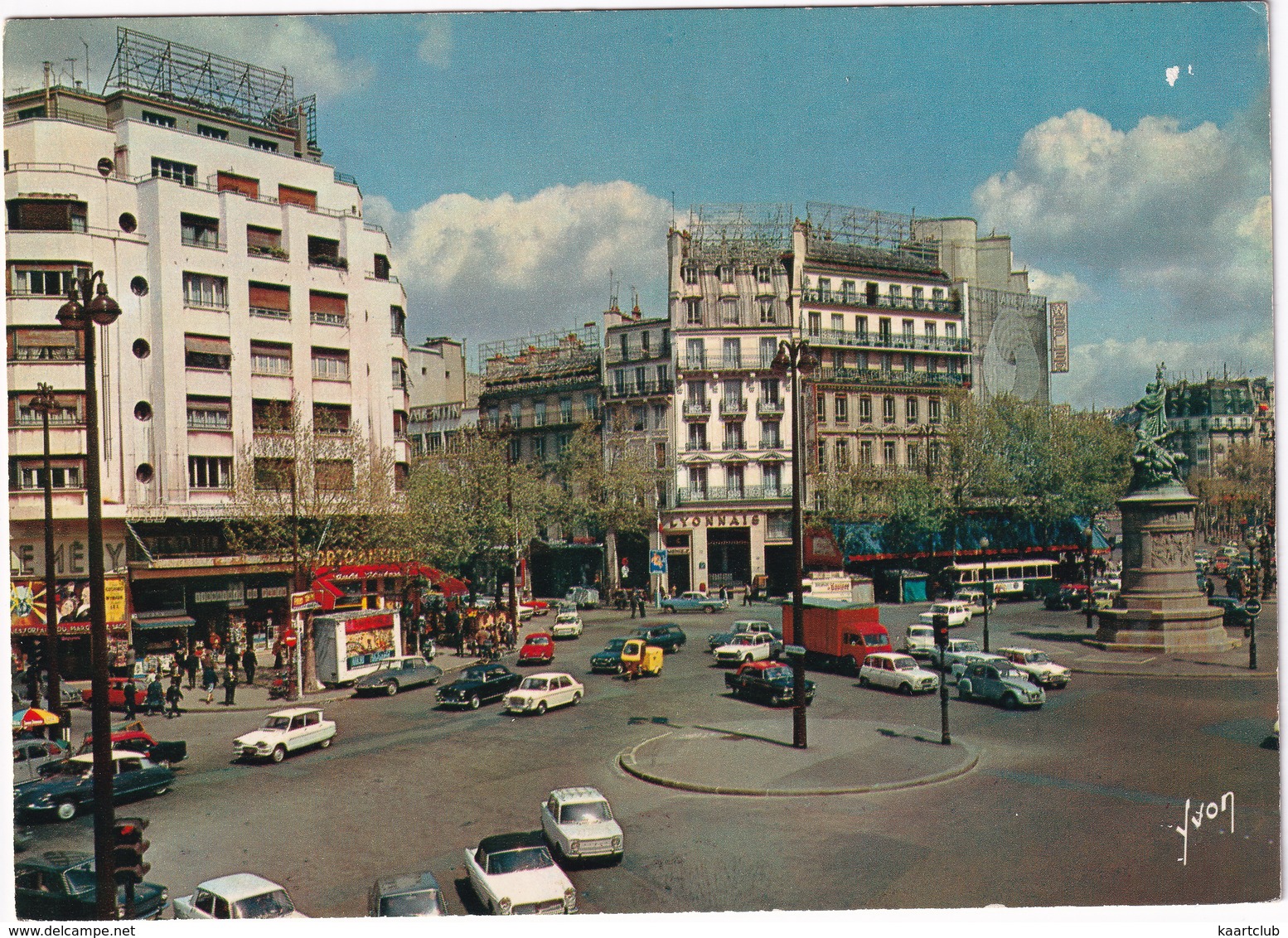 Paris: PEUGEOT 404 CABRIOLET, CITROËN DS, AMI 6,2CV, SIMCA 1000, RENAULT 4, GOELETTE FOURGON, PIAGGIO APE - Place Clichy - Toerisme