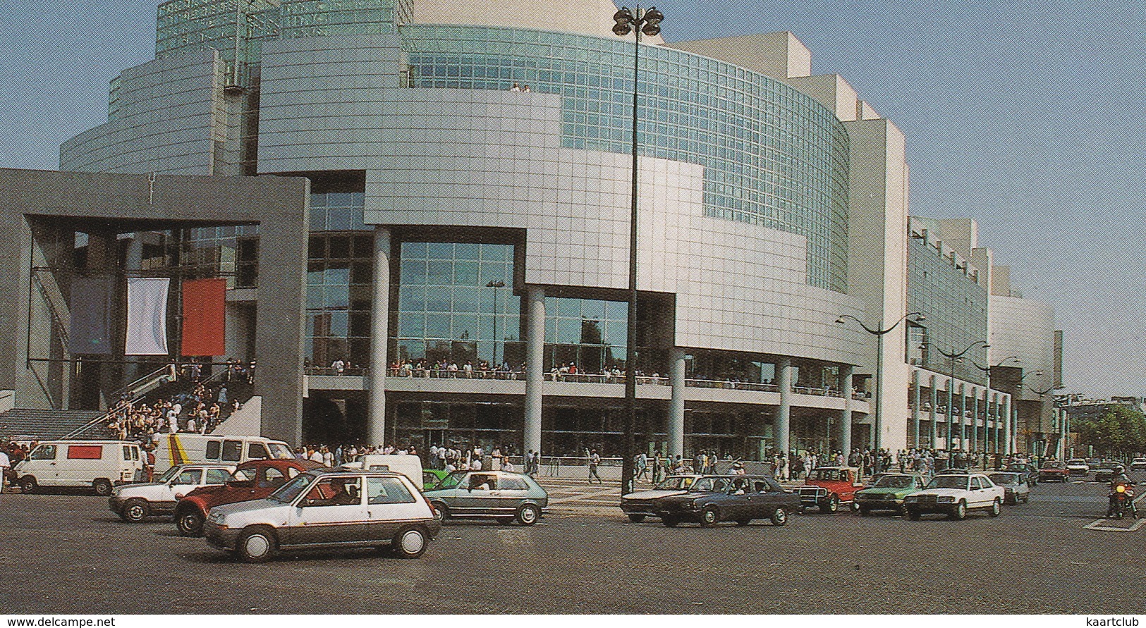 Paris: RENAULT 5GTL, CITROËN 2CV, C35, PEUGEOT 505, 305, SUZUKI SJ, MERCEDES 190E - L'Opéra De La Bastille - Toerisme