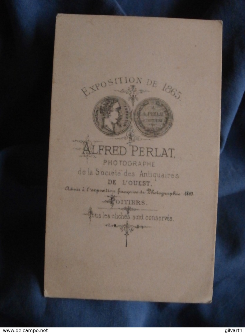 Photo CDV A. Perlat à Poitiers - Petit Garçon En Robe, Tambour, Second Empire Circa 1865 L419 - Anciennes (Av. 1900)