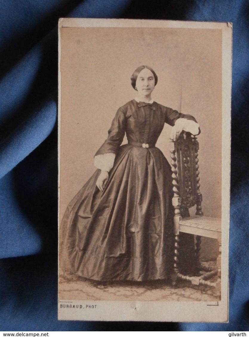 Photo CDV Burgaud à Rochefort  - Second Empire Femme Prenant La Pose, Robe à Crinoline, Datée 1864 L419 - Anciennes (Av. 1900)