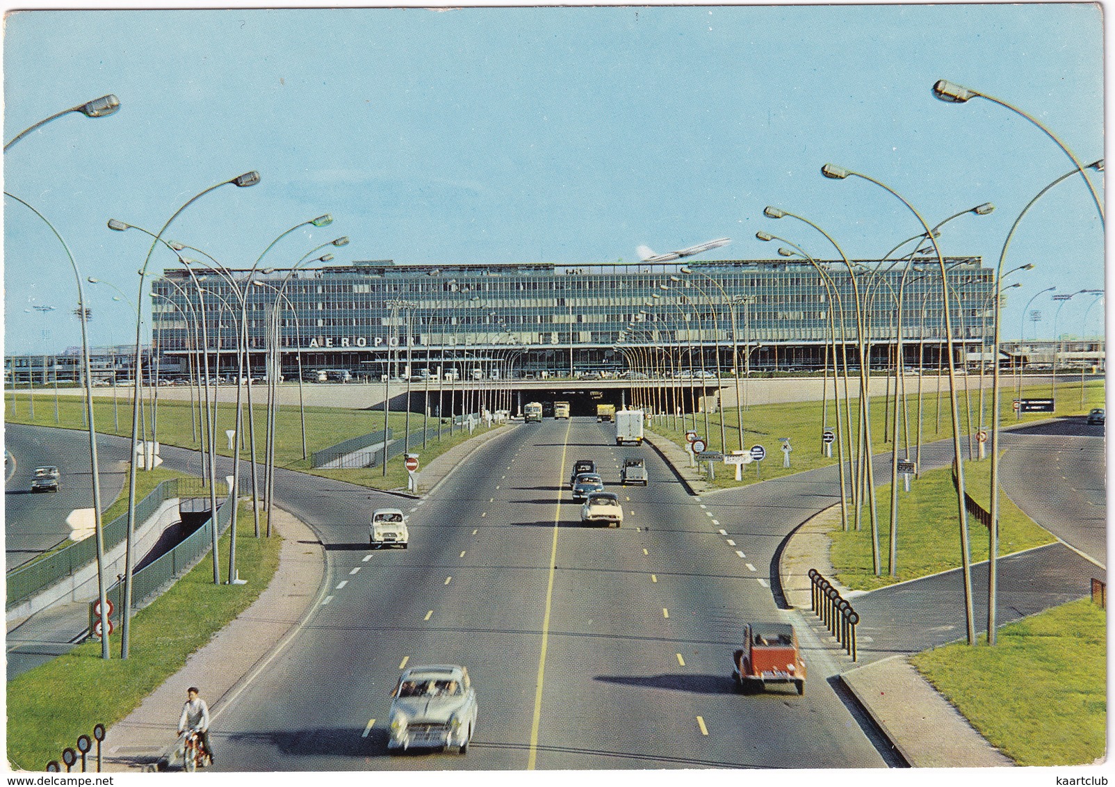 Aeroport Paris-Orly: PEUGEOT 403, CITROËN 2CV, DS, RENAULT 4, PANHARD PL17, MOPED - L'aérogare - Toerisme