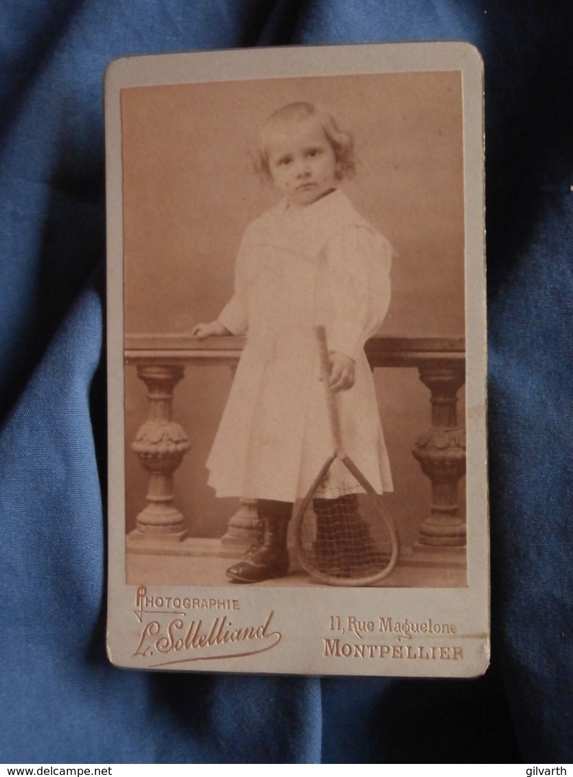 Photo CDV Sollelliand à Montpellier  Jeune Enfant Blond En Robe Avec Une Raquette  CA 1890 - L417 - Anciennes (Av. 1900)
