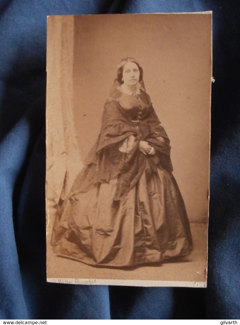 Photo CDV Wolter à Nantes  Belle Femme En Pied  Belle Robe En Soie  Second Empire  CA 1860 - L417 - Anciennes (Av. 1900)