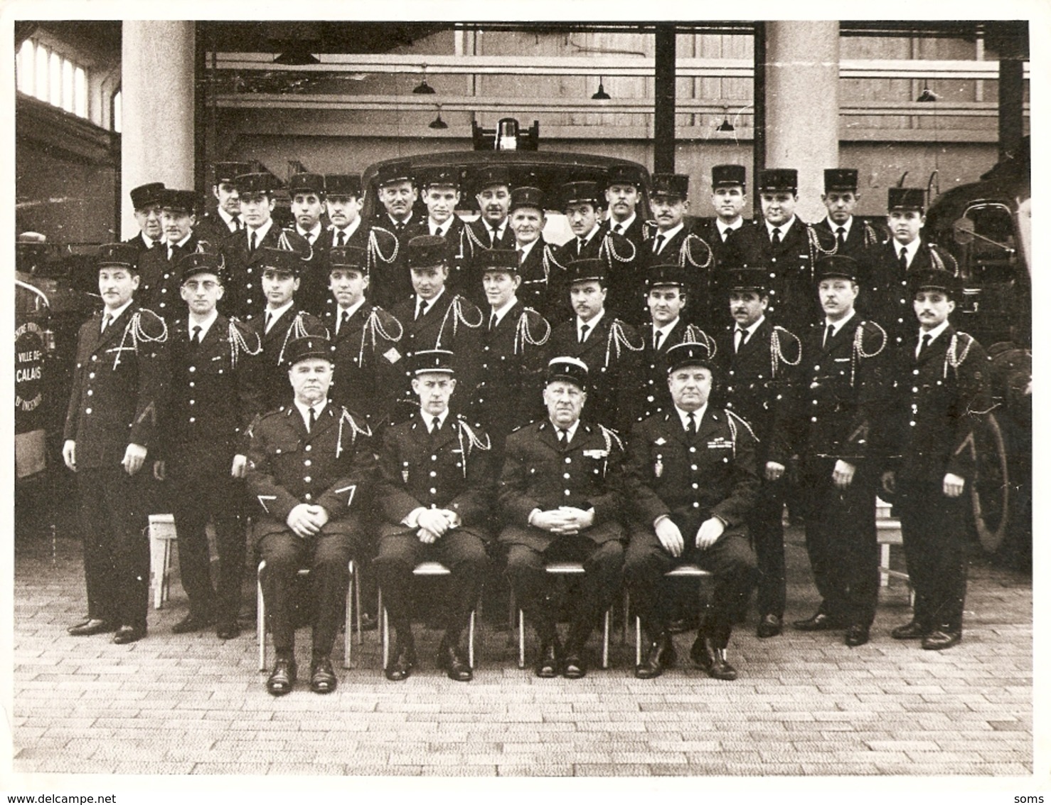 Superbe Photographie De Pompiers, Les Sapeurs De Calais En Grand Uniforme, Photo Vers 1960, Caserne, Brigade - Métiers