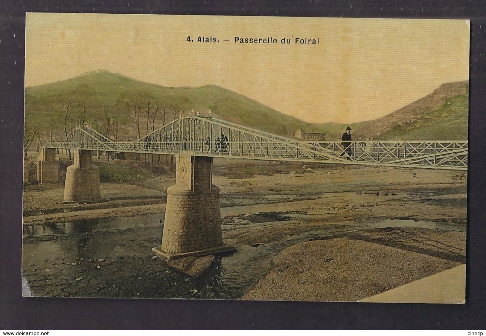 CPA 30 - ALAIS - Passerelle Du Foiral - TB PLAN Pont Avec Jolie ANIMATION Dessus - Alès