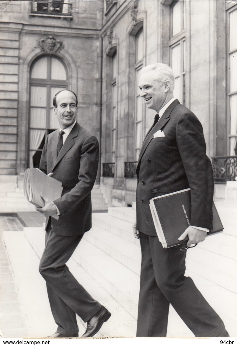 PHOTO ORIGINALE (13x18)  GISCARD D ESTAING ET FREY Quittent L élysée A L Issu Du Conseil - Personnes Identifiées