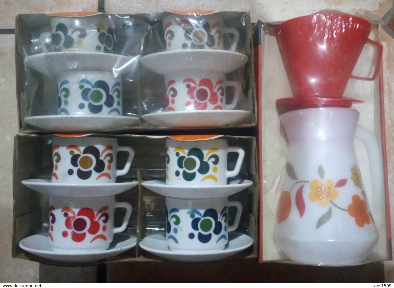 Ensemble De 8 Tasses Et Sous Tasses + Carafe A Café En Arcopal Décor Vintaige - Tasses