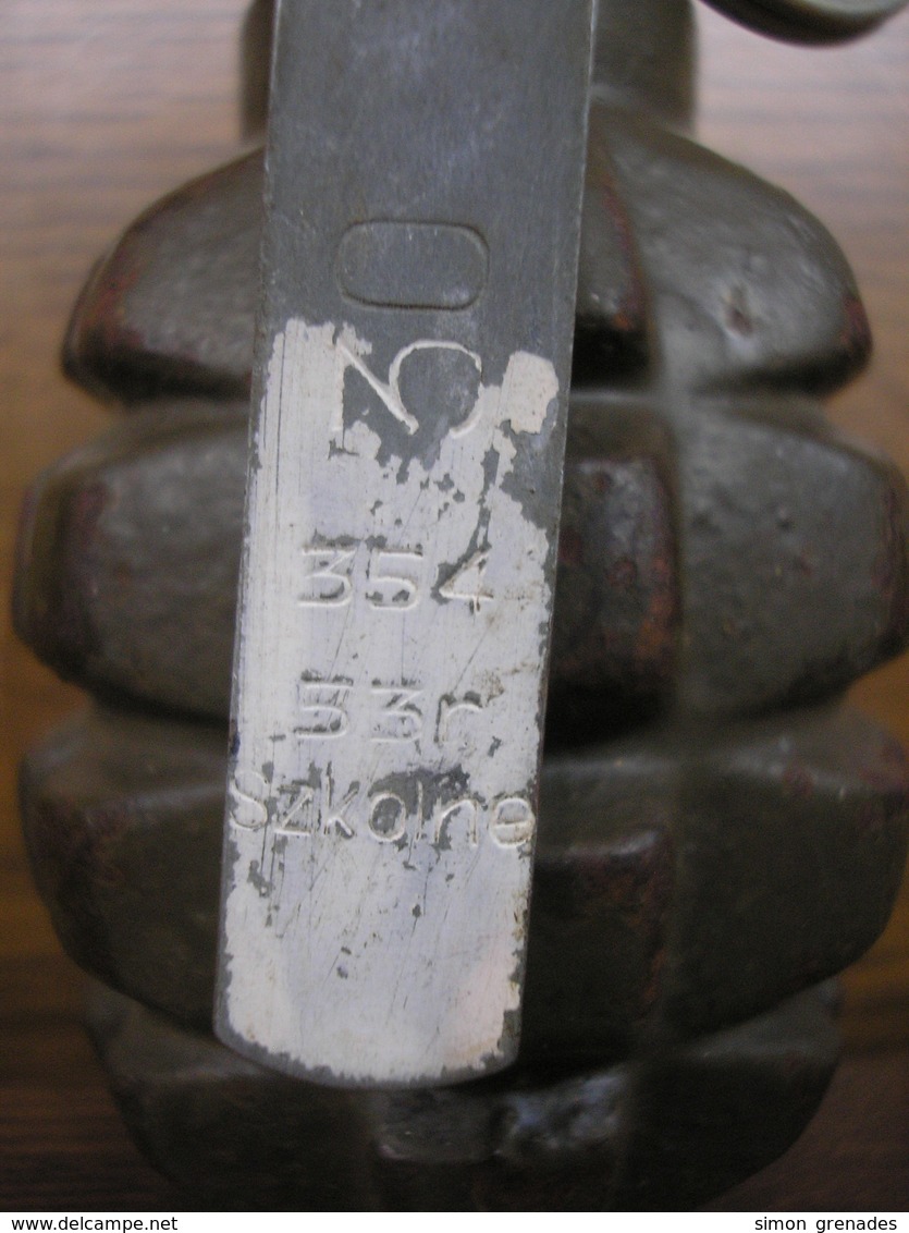 Polish Sectioned F-1 Grenade ,FUSE,Inert - Armes Neutralisées