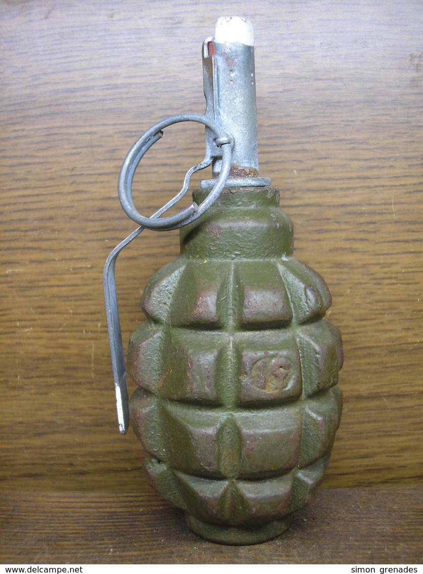 Polish Sectioned F-1 Grenade ,FUSE,Inert - Armes Neutralisées