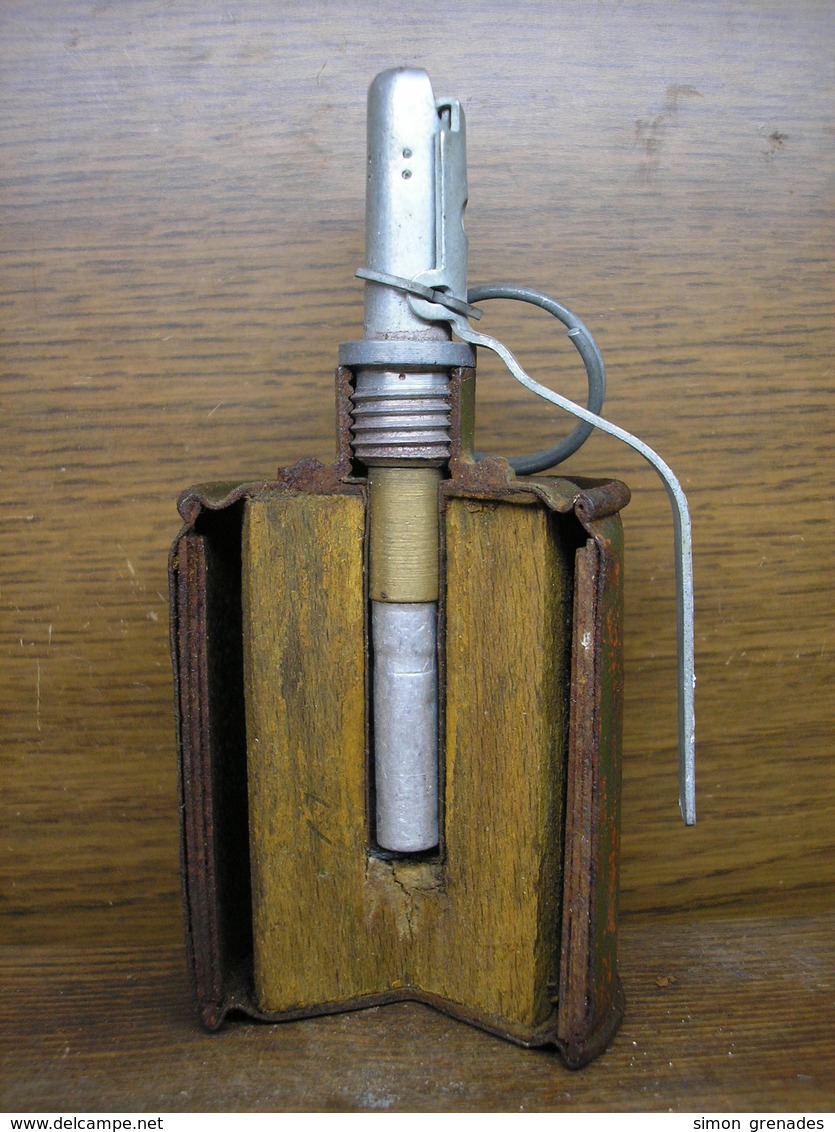 Polish Sectioned RG-42 Grenade ,FUSE,Inert - Armes Neutralisées