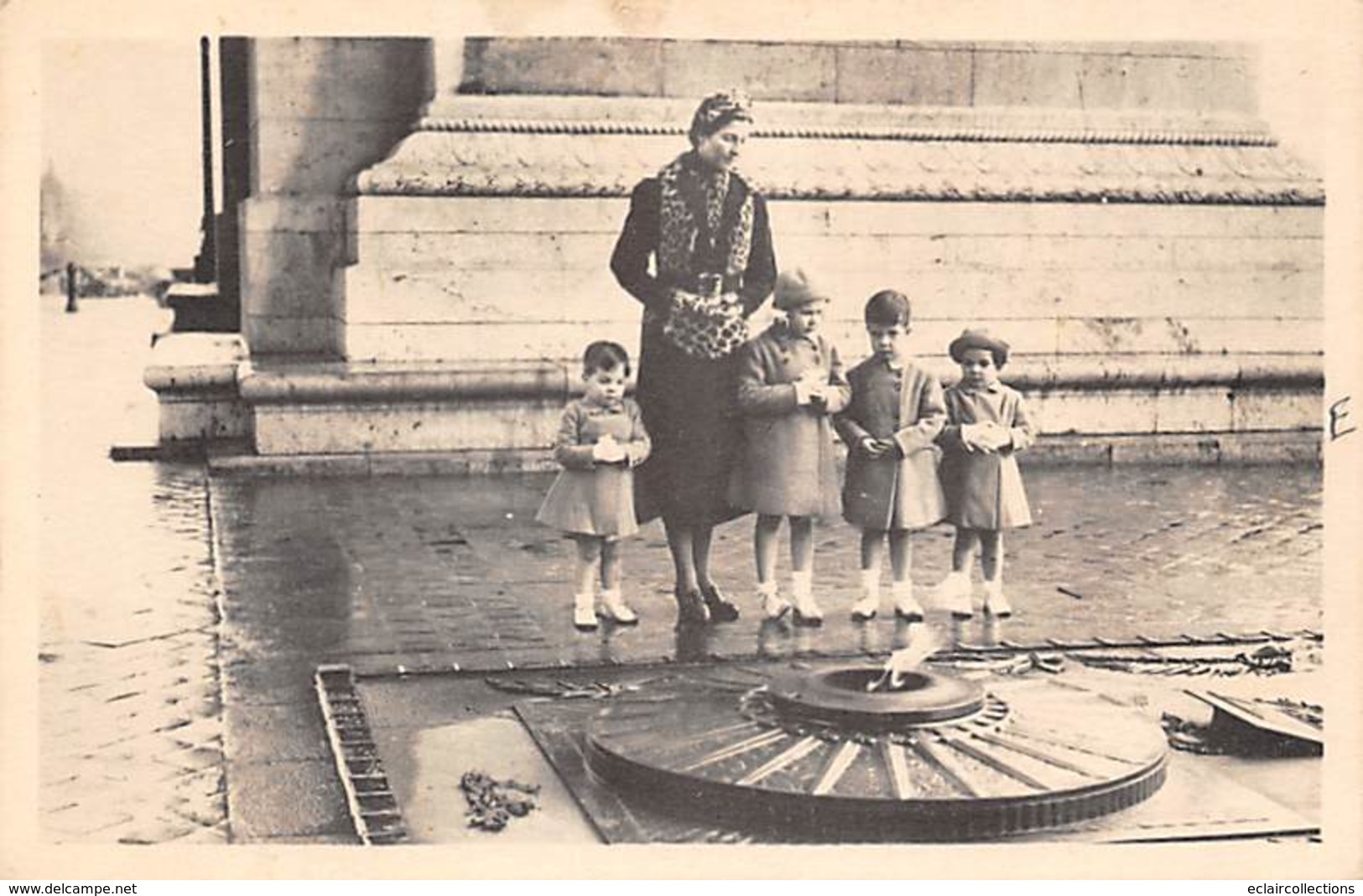 Thème Familles Royales   France:  La Comtesse Se Paris Et Ses Enfants A L'Arc De  Triomphe (voir Scan) - Royal Families