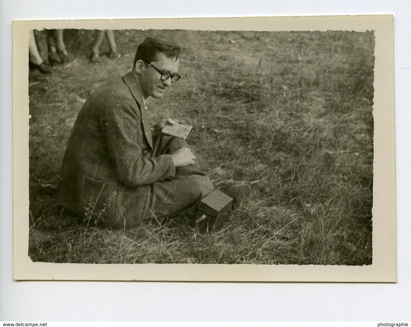 France Photographe Amateur Assis Dans Un Champ Ancienne Photo 1946 - Other & Unclassified