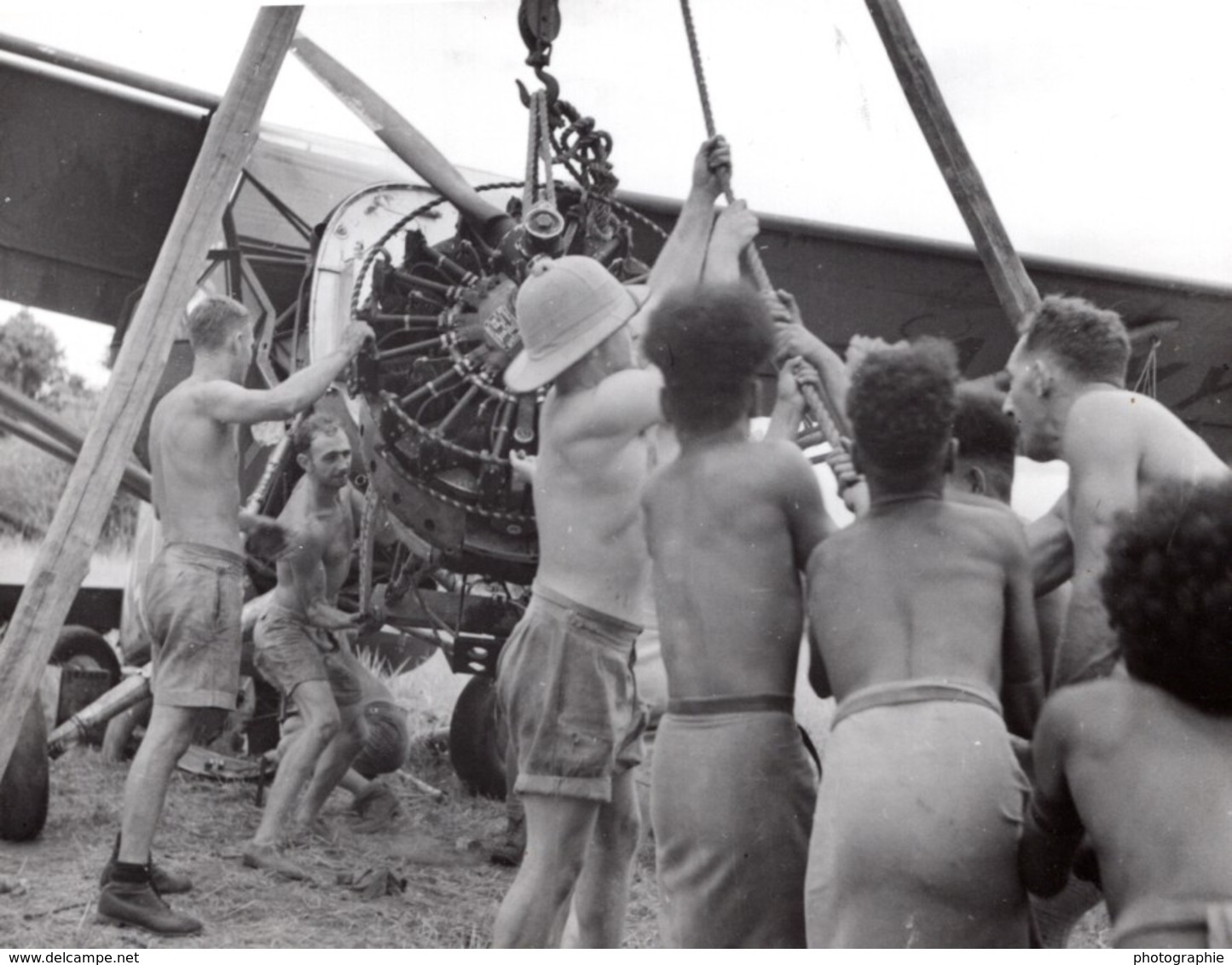 Nouvelle Guinee WWII Troupes RAAF Recuperant Epave D'Avion Ancienne Photo De Presse 1943 - War, Military