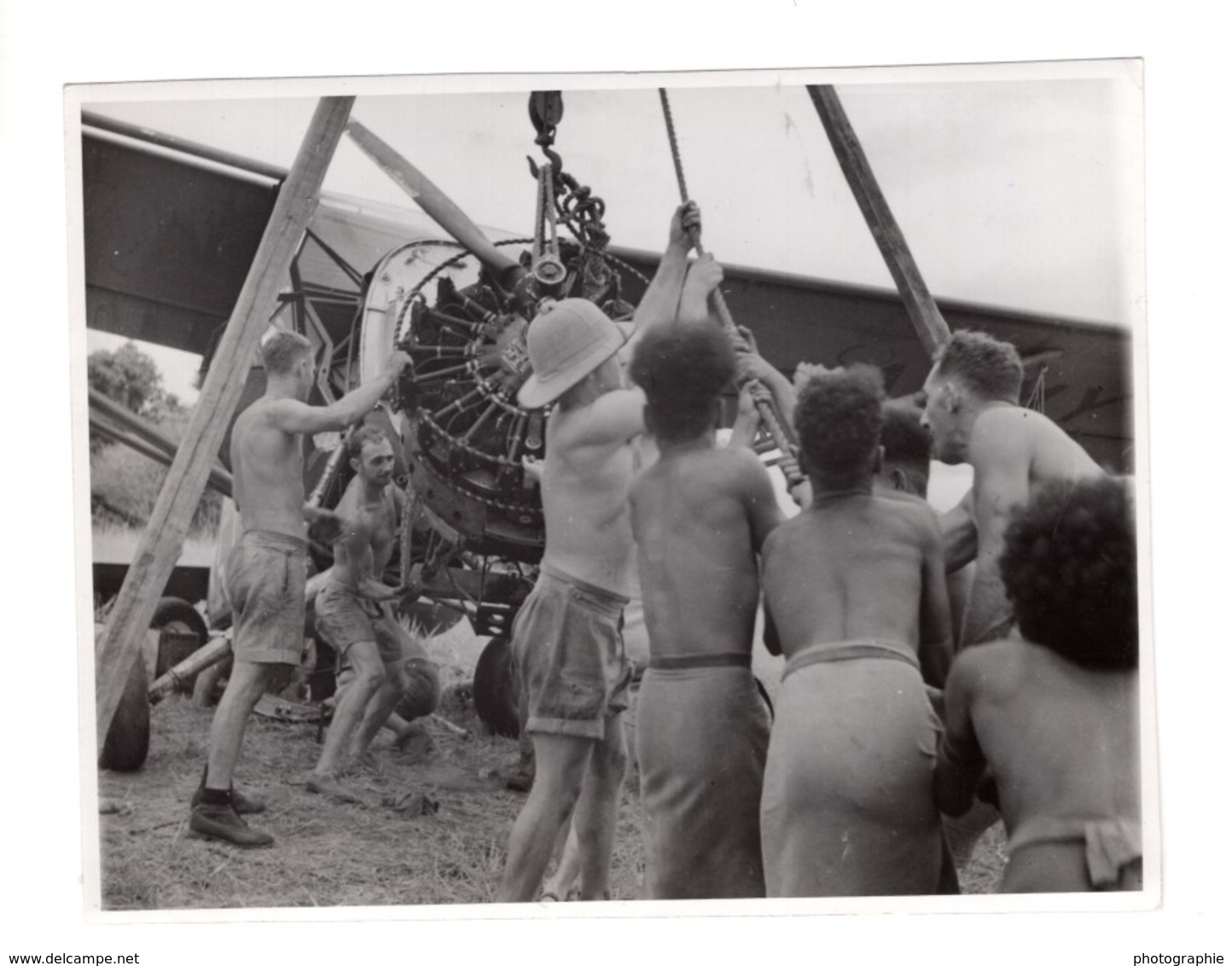 Nouvelle Guinee WWII Troupes RAAF Recuperant Epave D'Avion Ancienne Photo De Presse 1943 - War, Military