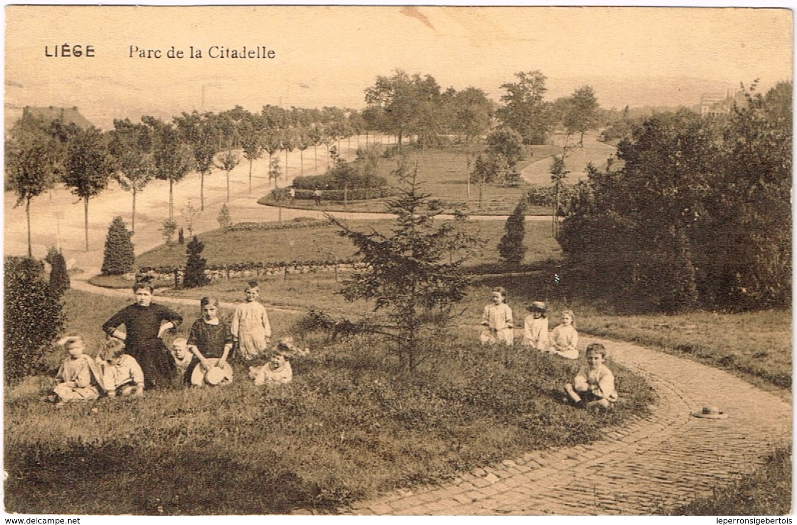 CPA - Liège  - Parc De La Citadelle - Famille Profitant Du Charme De L'endroit - Luik