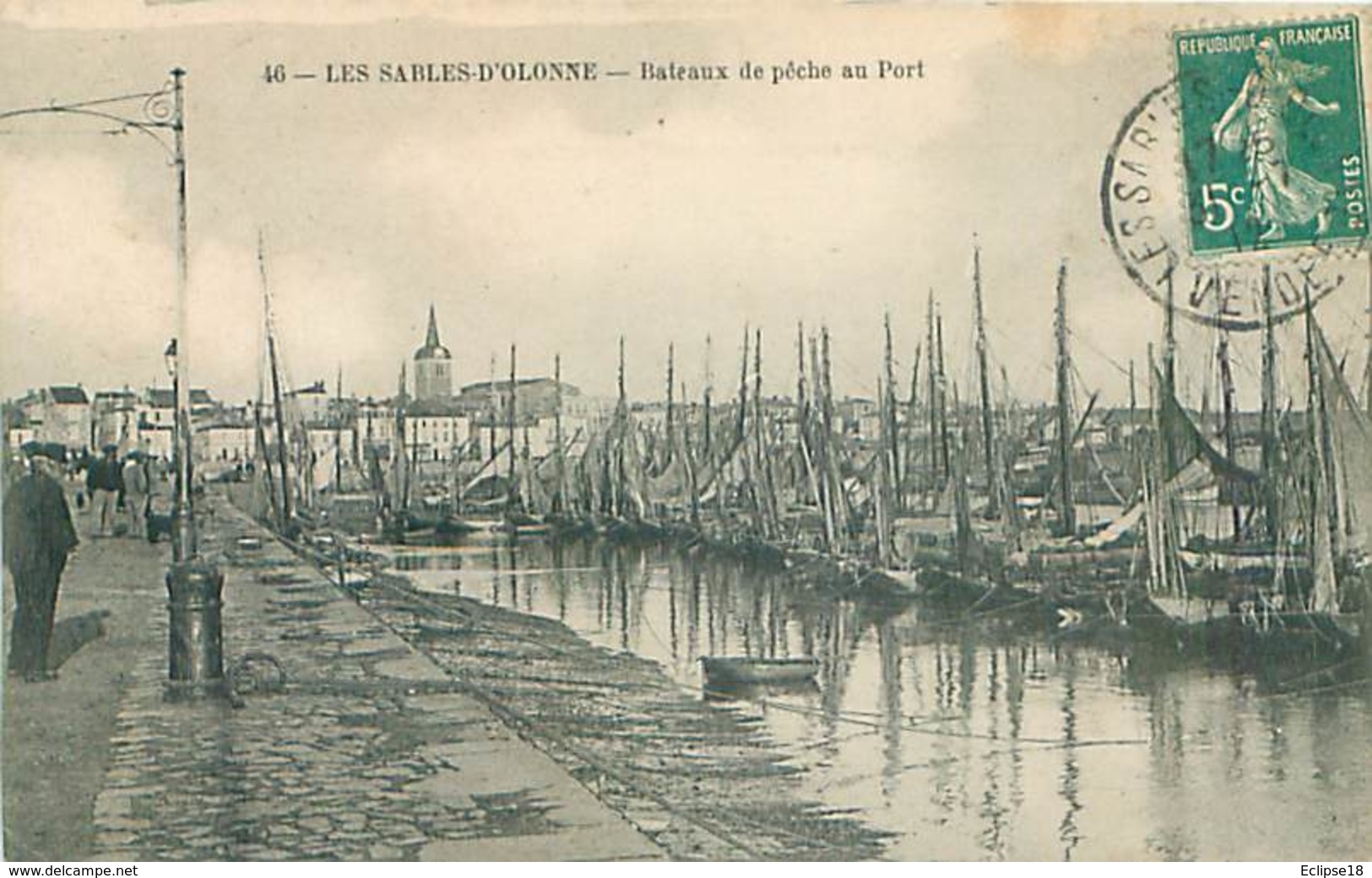 85  Les Sables D' Olonne - Bateaux De Peche Dans Le Port  T 133 - Sables D'Olonne