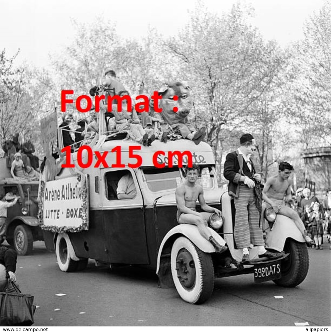 Reproduction D'une Photographie Ancienne D'une Camionnette Présentant La Lutte à La Foire Du Trône à Paris En 1953 - Sonstige & Ohne Zuordnung