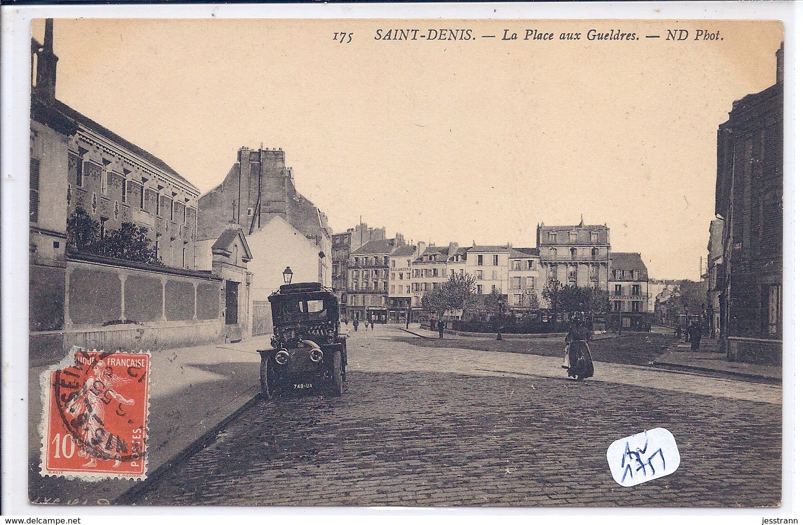 SAINT-DENIS- LA PLACE AUX GUELDRES- BELLE VOITURE - Saint Denis