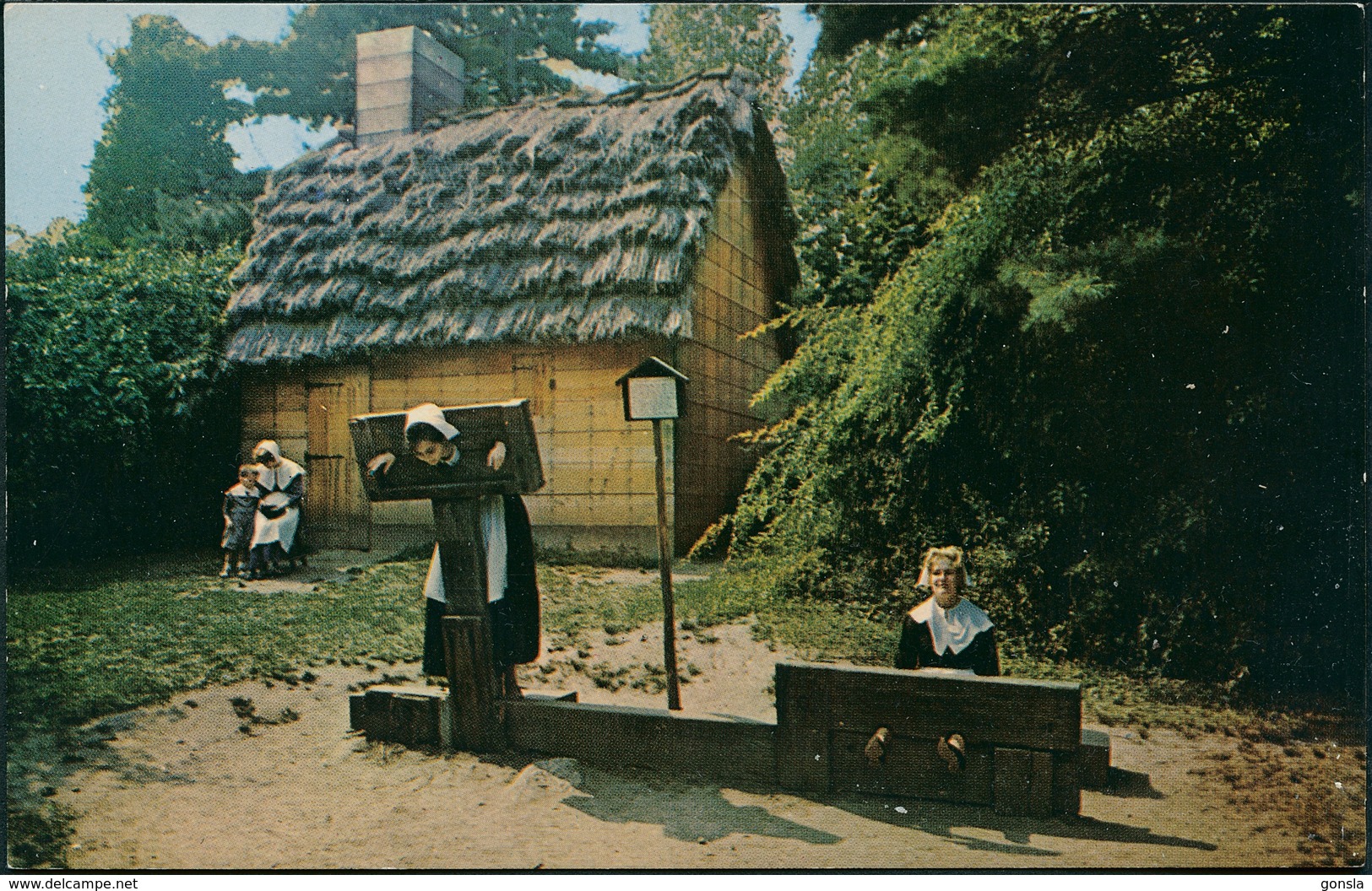 USA 1960 : MASSACHUSETTS THATCHED COTTAGE. Stocks & Pillory Pioneer Village, Forest River Park Salem - Altri & Non Classificati