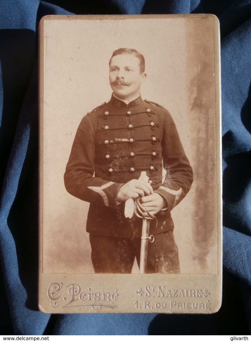 Photo CDV  Peigne à Tours  Militaire  Sergent 18e Artillerie  CA 1895 - L418 - Old (before 1900)