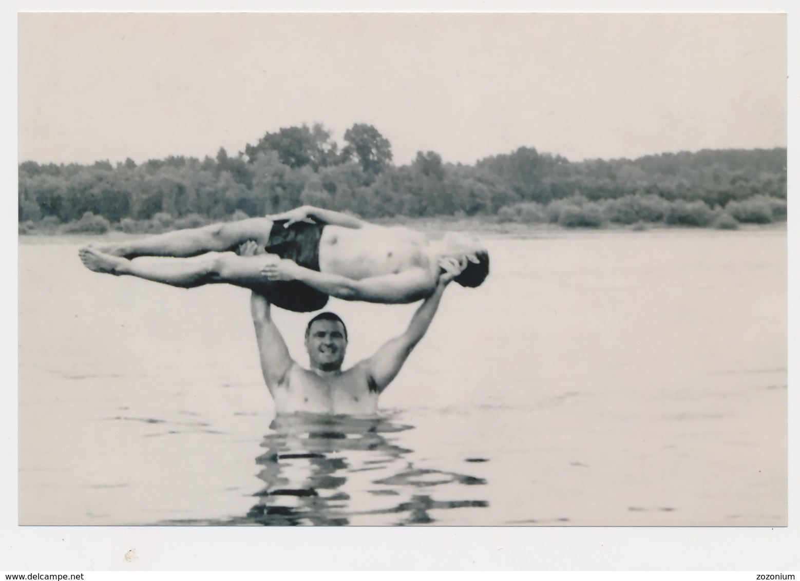 REPRINT - Two Handsome Naked Trunks Guys Men On Beach, Deux Beaux Torso Nu Hommes Sur Plage Gay Int - Photo Reproduction - Autres & Non Classés