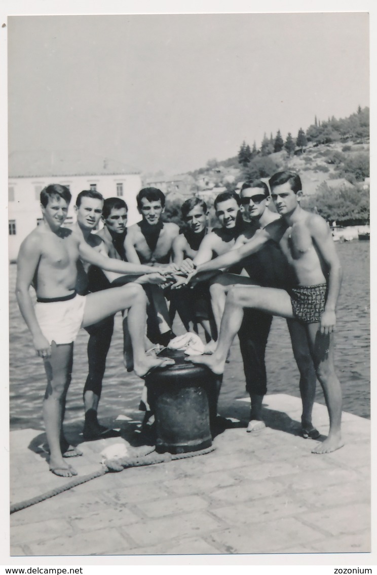 REPRINT - Group Handsome Naked Trunks Guys Men On Beach, Hommes Torso Nu Sur Plage Gay Int - Photo Reproduction - Autres & Non Classés