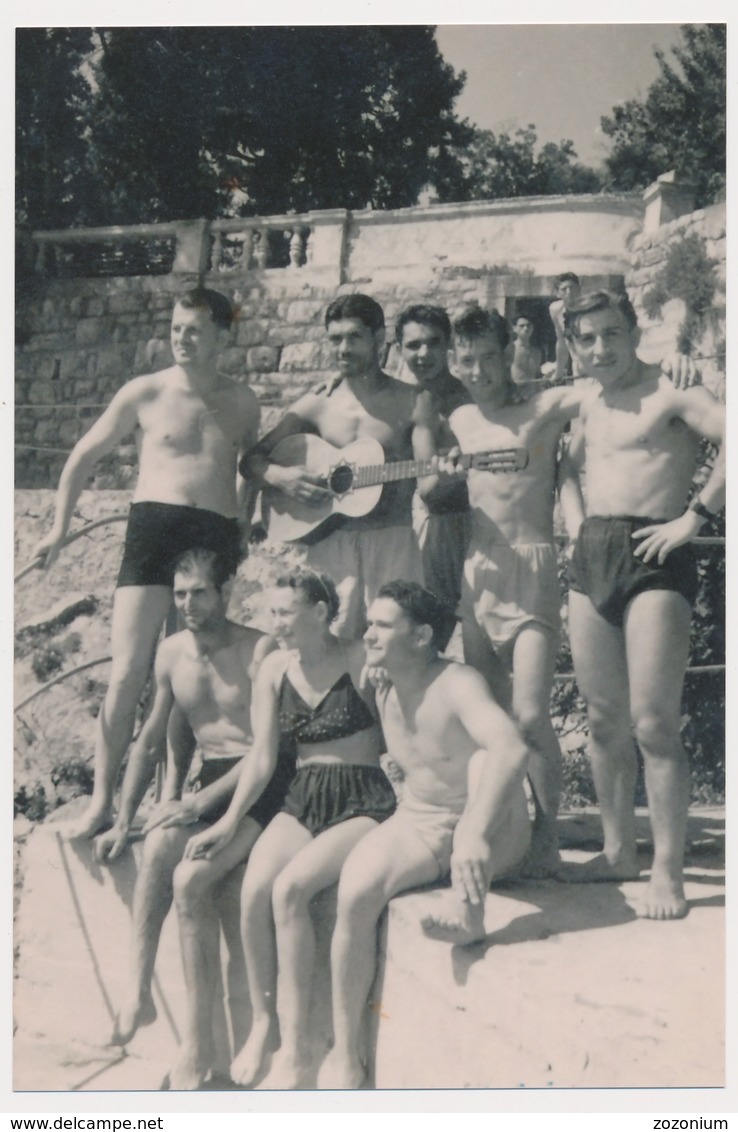 REPRINT - Beach Group Handsome Naked Trunks Men Bikini Woman , Hommes Torse Nu Femme Plage Gay Int - Photo Reproduction - Autres & Non Classés