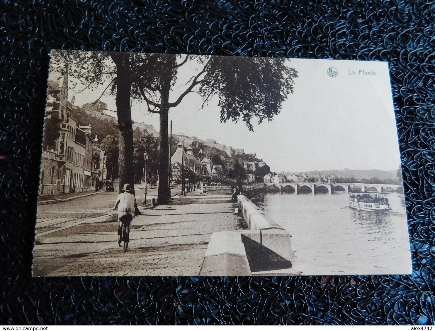 La Plante, Femme à Vélo, Pont De Jambes Et Bateau De Touristes, Non Circulée  (S6) - Autres & Non Classés