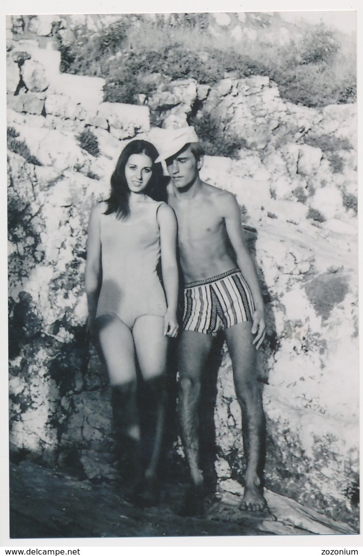 REPRINT - Couple Handsome Naked Trunks Guy Swimsuit Woman On Beach Homme Torse Nu Fille Plage - Photo Reproduction - Autres & Non Classés