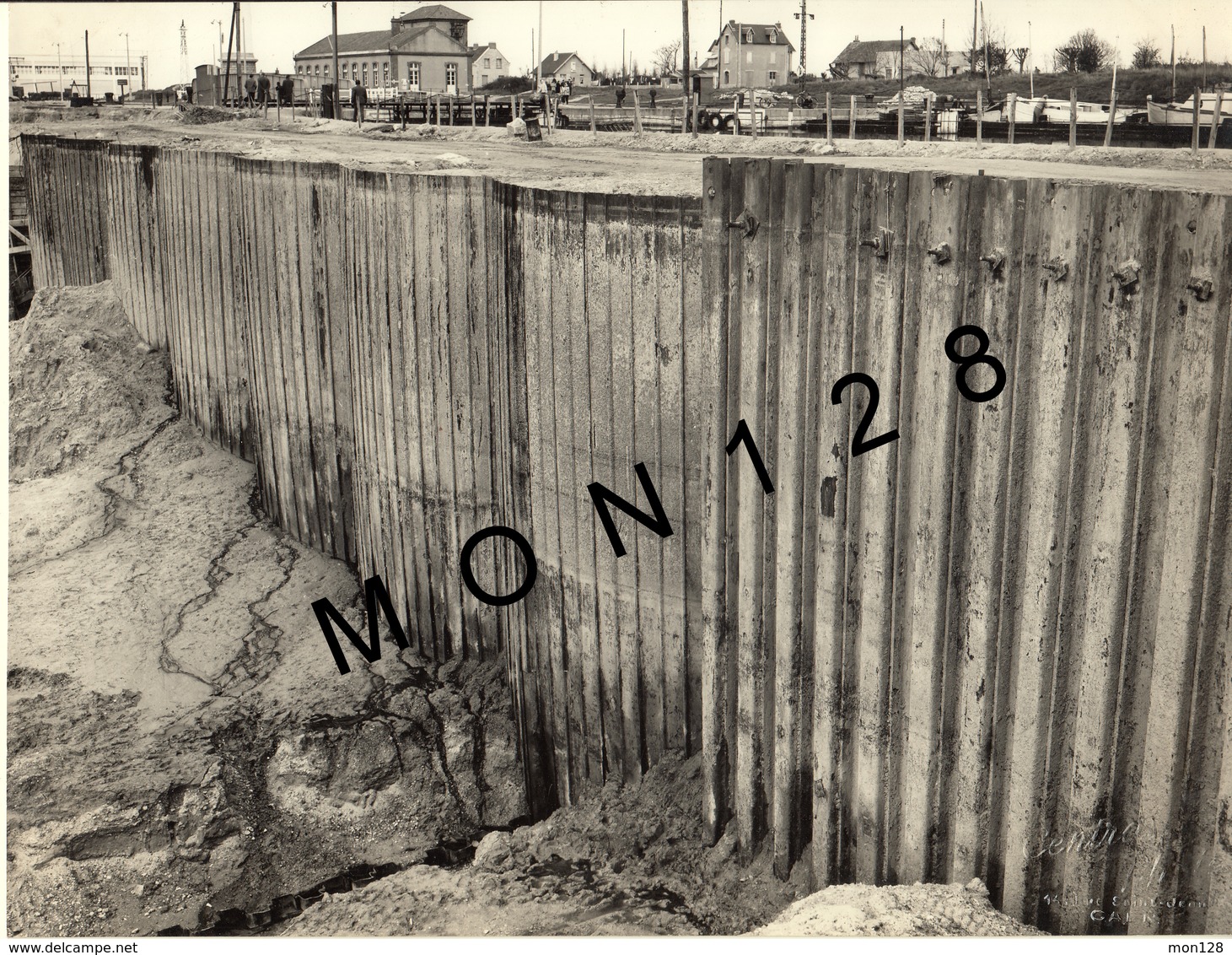 NORMANDIE OUISTREHAM- CONSTRUCTION DE L'ECLUSE PAR L'ENTREPRISE H.COURBOT - 5 PHOTOS CENTRAL PHOTO CAEN - 24x18 Cms - Lieux