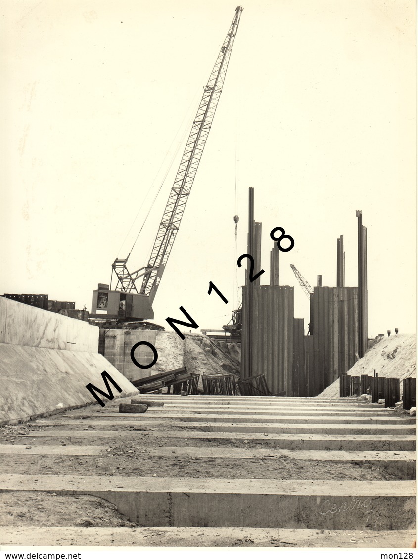 NORMANDIE OUISTREHAM- CONSTRUCTION DE L'ECLUSE PAR L'ENTREPRISE H.COURBOT - 5 PHOTOS CENTRAL PHOTO CAEN - 24x18 Cms - Lieux