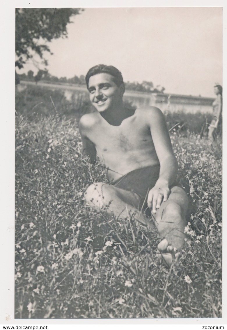 REPRINT - Naked Guy On Beach  Handsome Man, Gay Int, Mec  Nu Sur La Plage, Bel Homme Photo Reproduction - Autres & Non Classés