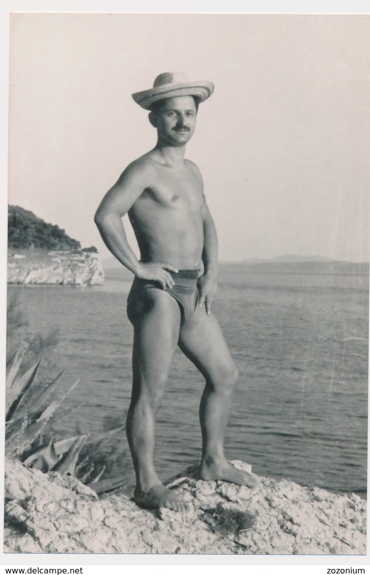 REPRINT - Naked Trunks Man W Hat On Beach Gay Int, Homme Nu  Sur La Plage,  Photo Reproduction - Autres & Non Classés