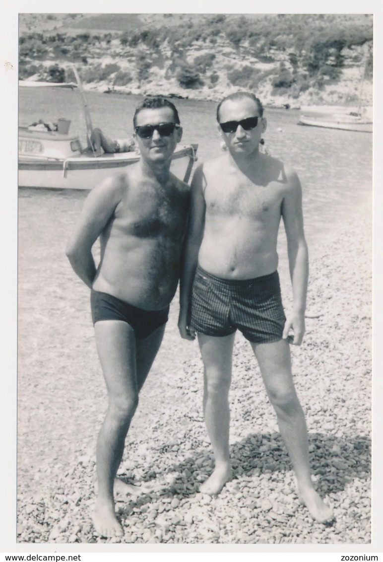 REPRINT - Two Handsome Naked Trunks Muscular  Men On Beach Gay Int, Deux Torso  Hommes Sur Plage - Photo Repro - Autres & Non Classés