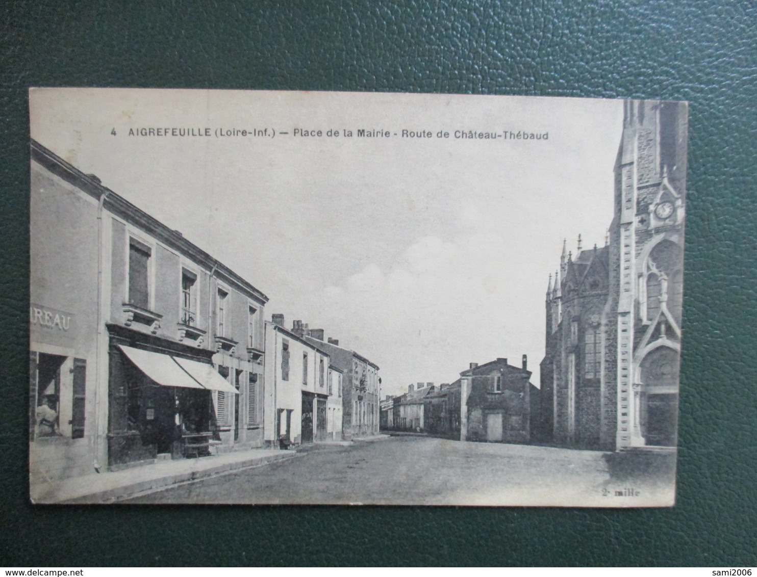 CPA 44 AIGREFEUILLE PLACE DE LA MAIRIE ROUTE DE CHATEAU THEBAUD COMMERCES - Aigrefeuille-sur-Maine