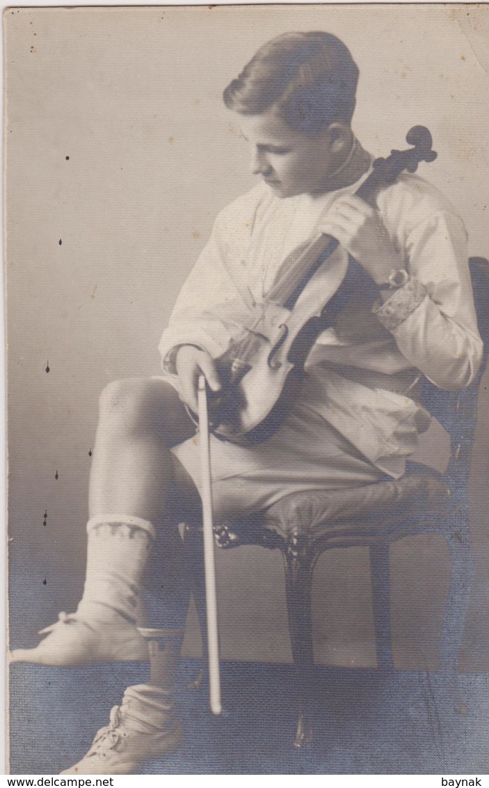 BOY PLAY VIOLIN -- ORIGINAL PH. -- PC FORMAT, 13,3 Cm X 8,3 Cm  ~ ATELIER TONKA , ZAGREB, CROATIA, TRG FRANJE JOSIPA - Personnes Anonymes