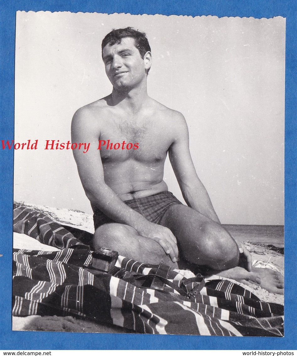 Photo Ancienne Snapshot - Portrait D'un Garçon Torse Nu Sur La Plage - Pose Boy Semi Nude Homme Man - Zonder Classificatie